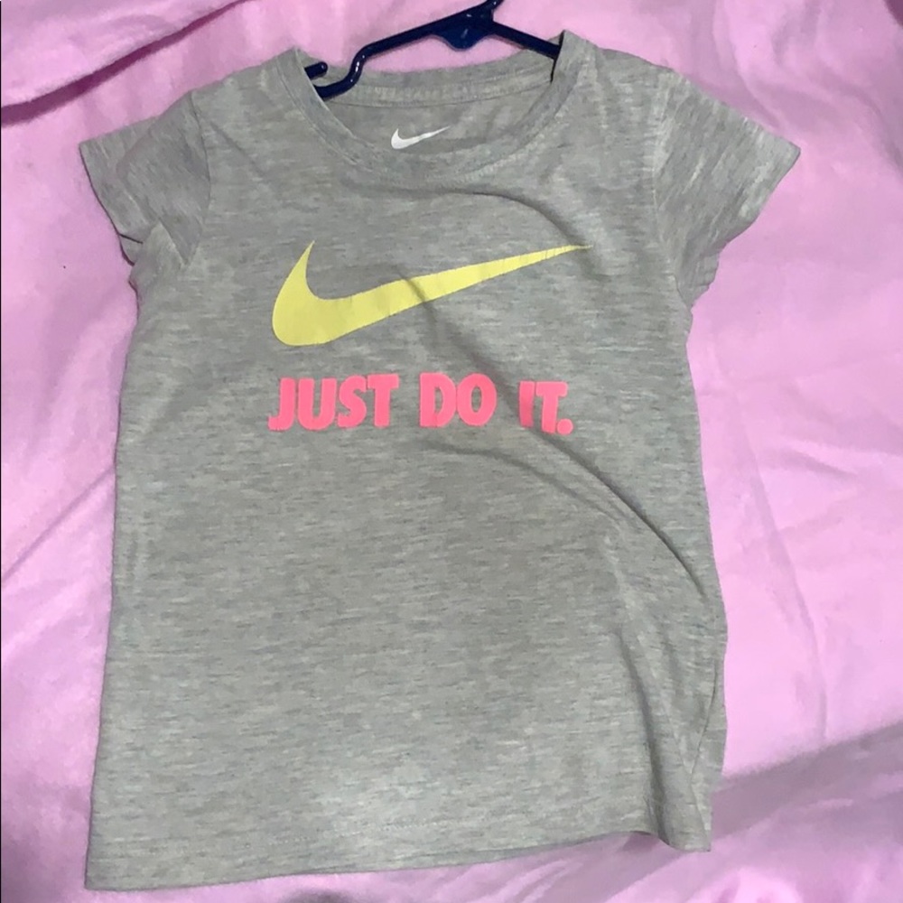Girls size 5 Nike shirt